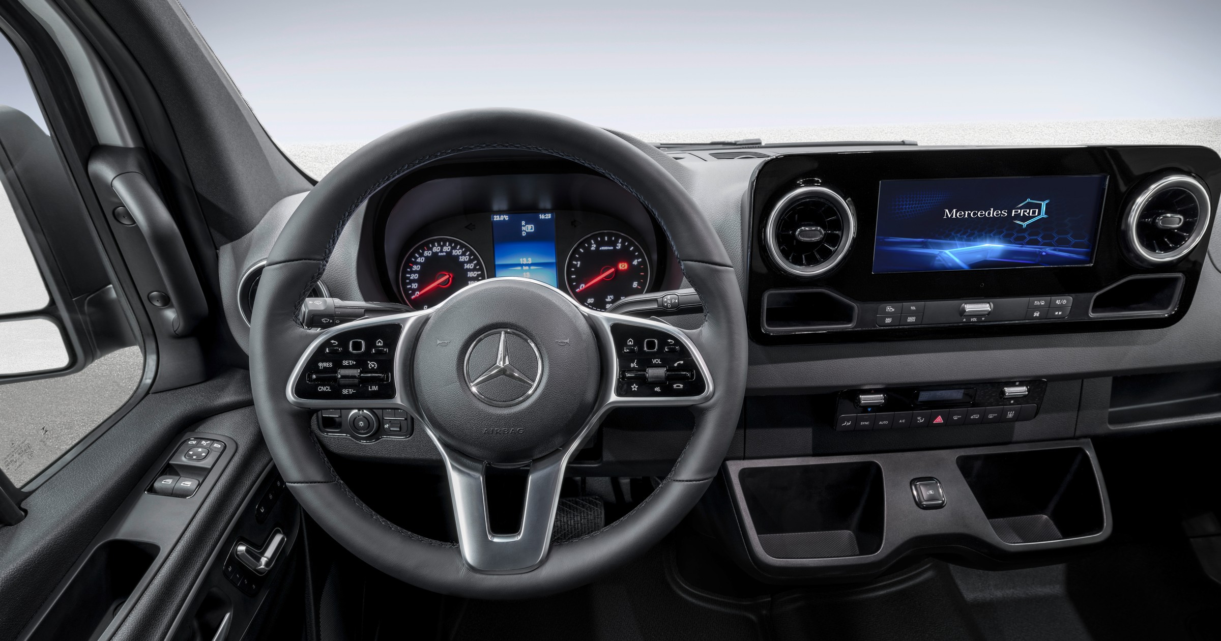 Mercedes chwali się, że schowki projektowano m.in. z uwzględnieniem miejsc na smartfony kierowcy i pasażera. Będzie ładowanie indukcyjne. Na zdjęciu najdroższa wersja z ekranem dotykowym. Mercedes Sprinter