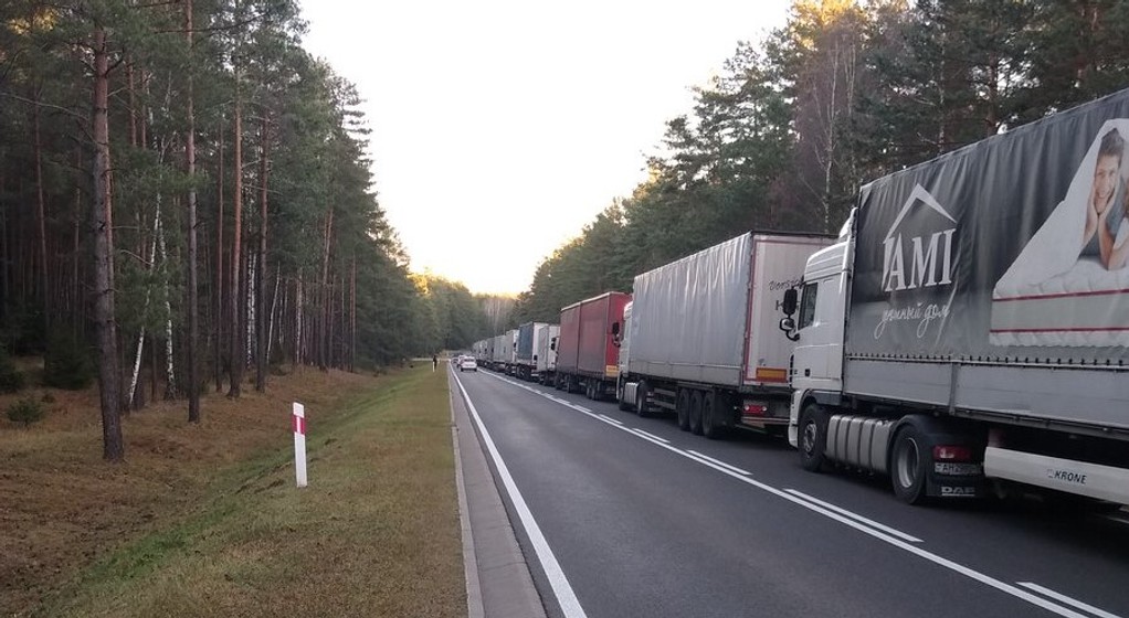 Kolejki TIR-ów na granicy polsko-białoruskiej