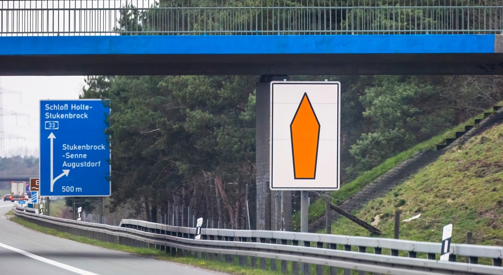 Pomarańczowa strzałka przy niemieckiej autostradzie