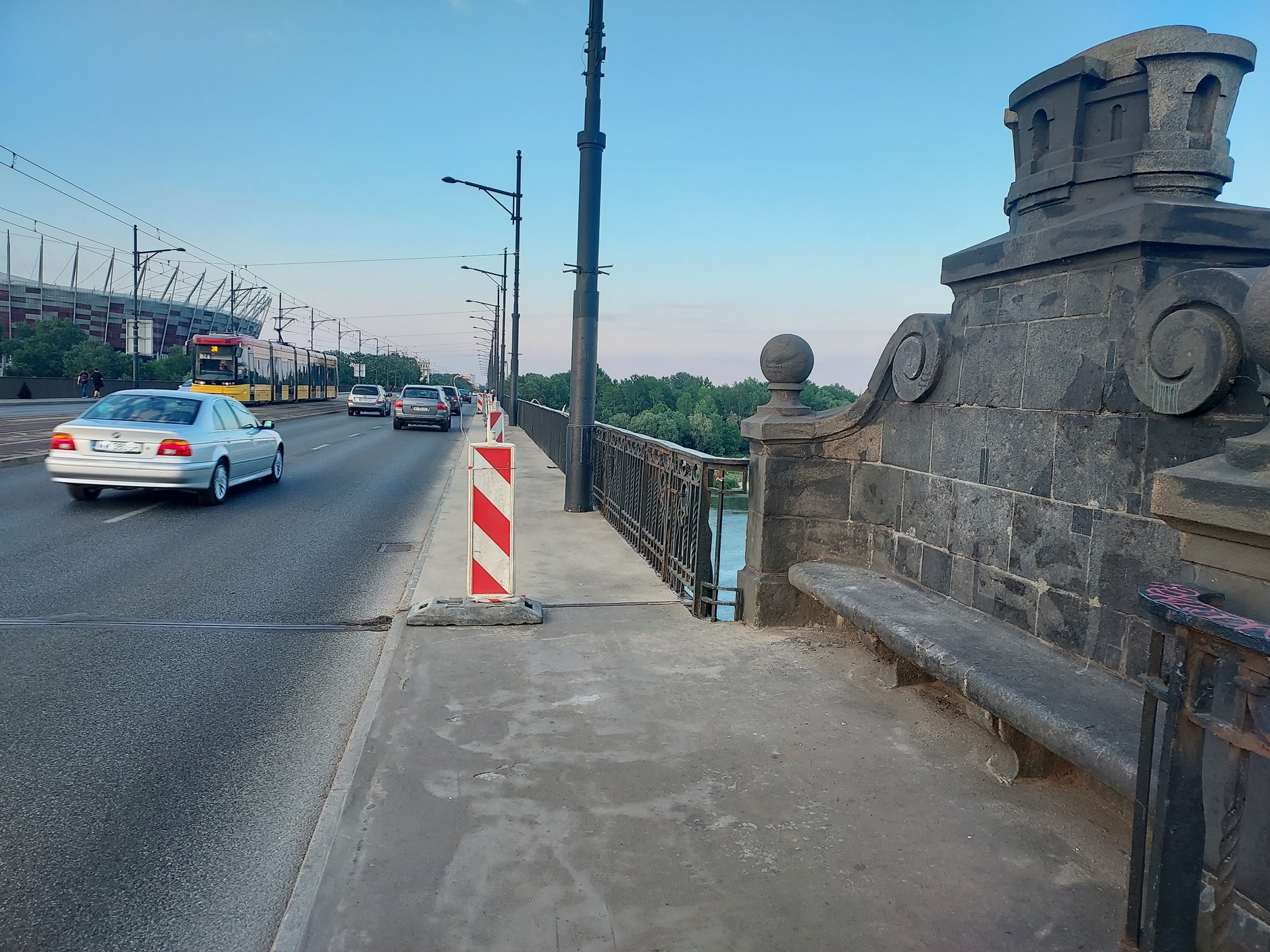 Chodniki po obu stronach mostu Poniatowskiego w Warszawie są dość wąskie