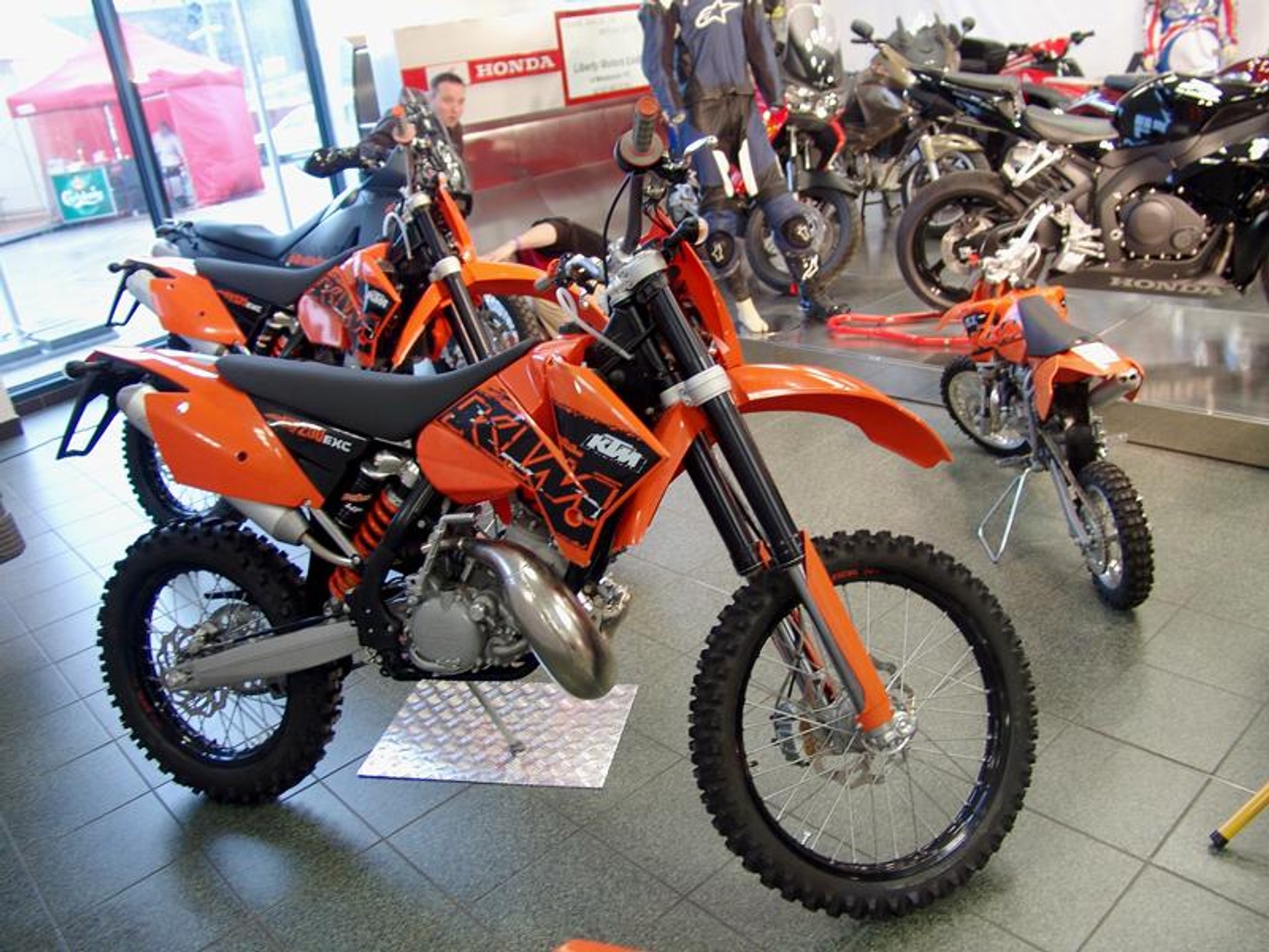 MOTOCYKL-EXPO 2007: cudowne maszyny i piękne dziewczyny (fotogaleria)