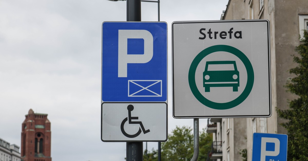 Znak drogowy informujący o strefie czystego transportu na pl. Narutowicza w Warszawie