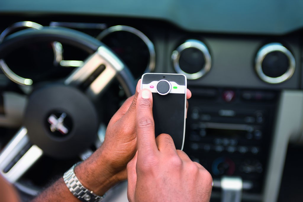 Zestawy głośnomówiące. Zobacz jak bezpieczne korzystać z telefonu w samochodzie