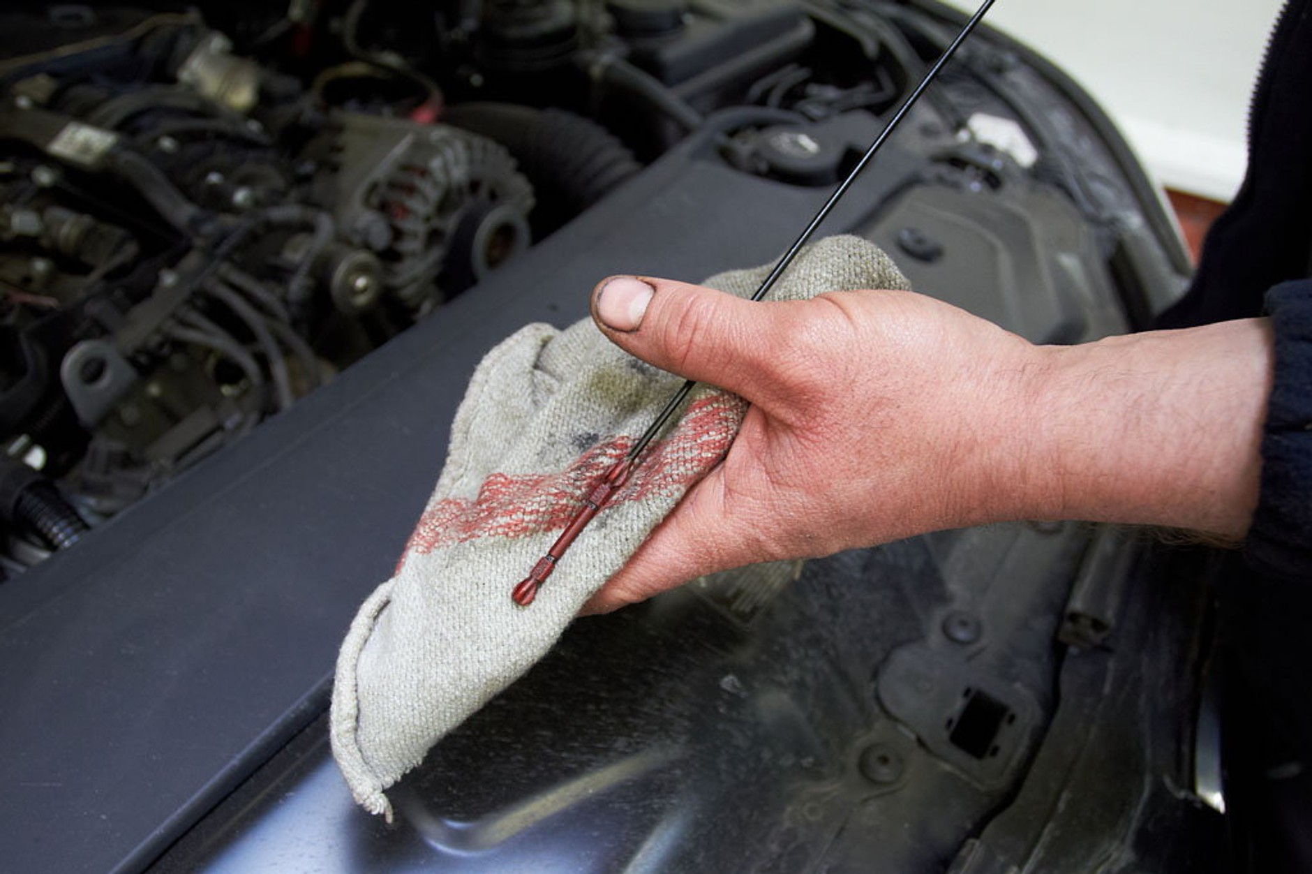 Jak samodzielnie skontrolować poziom oleju?