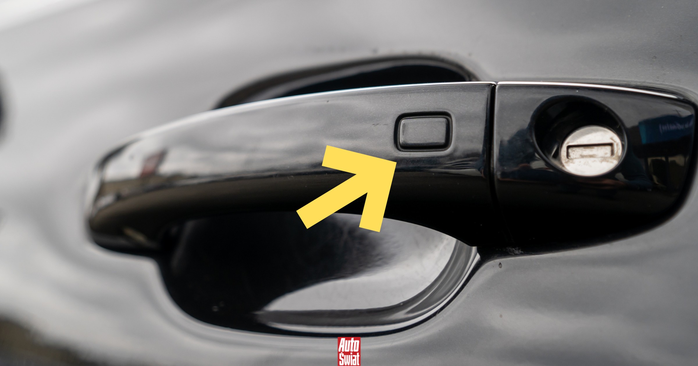 Tajemniczy przycisk na klamce drzwi auta. Nawet doświadczeni kierowcy o tym zapominają