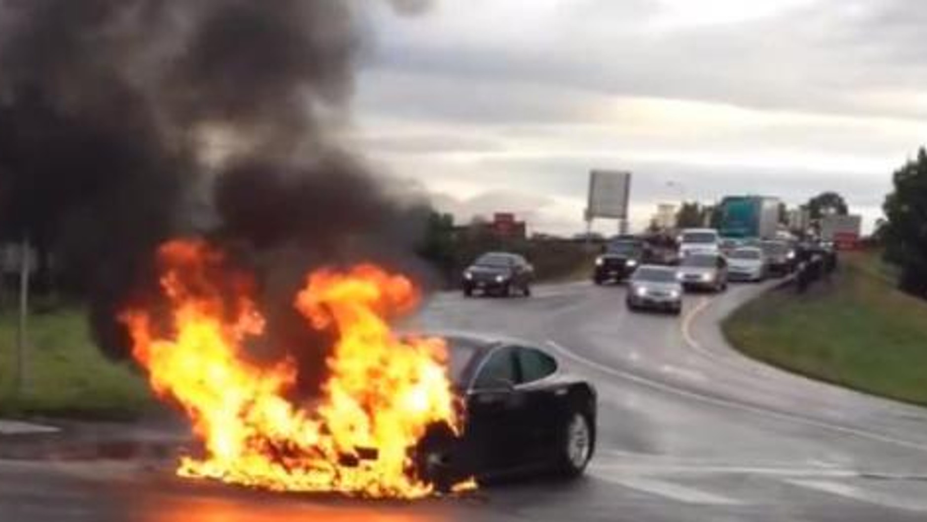 Tesla Model S w płomieniach