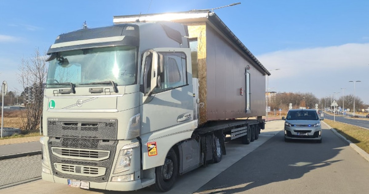 Kontrola transportu domku kontenerowego przez ITD