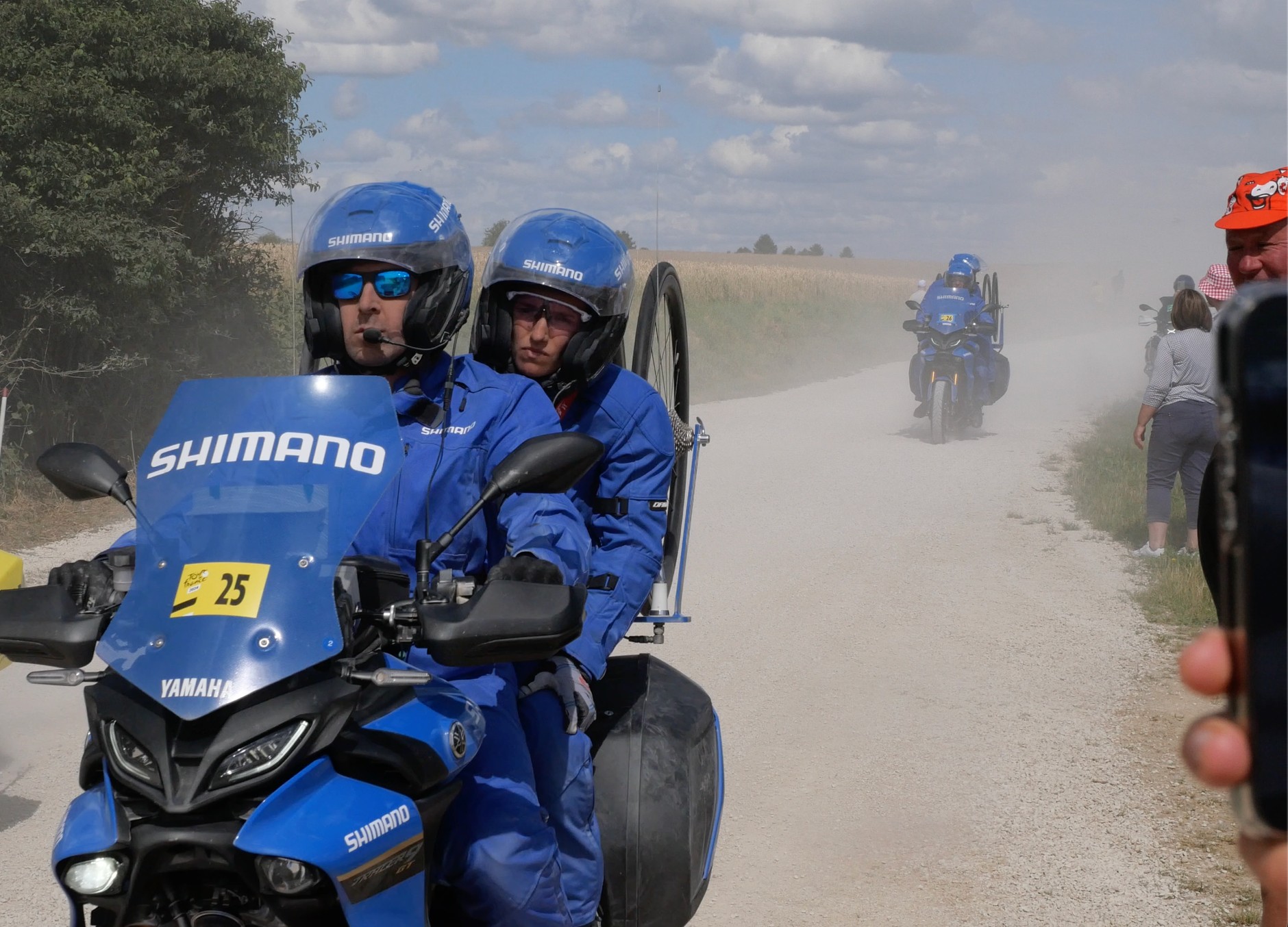 Motocykle z "małym serwisem" – na bagażniku wożone są koła, które można podarować potrzebującym