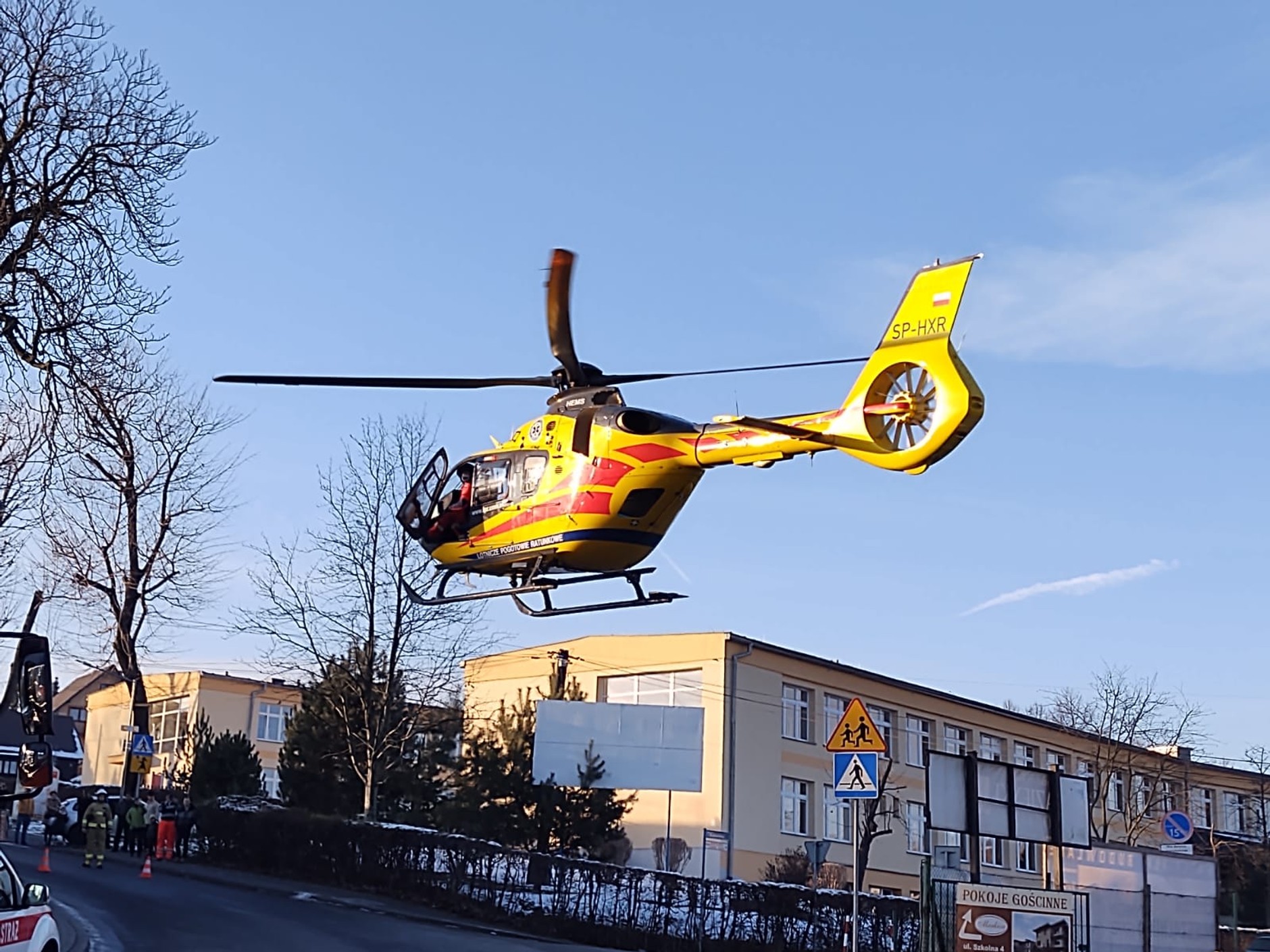 Mężczyzna wciągnięty do maszyny drogowej