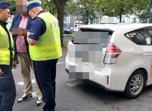 Większość kierowców taksówek na aplikację nadal nie ma polskiego prawa jazdy