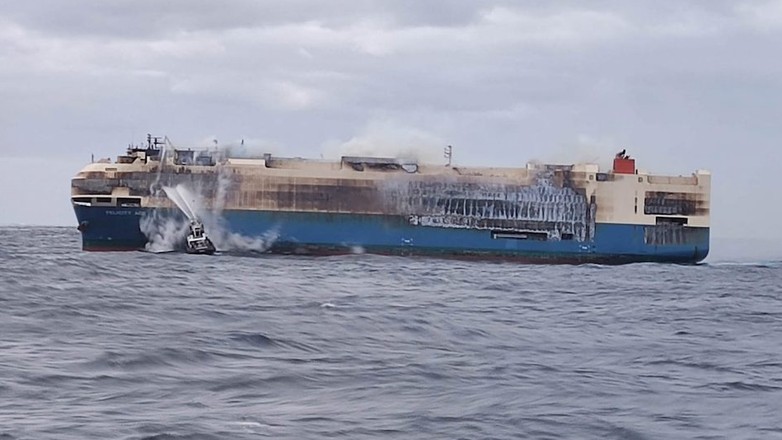 Płonący statek Felicity Ace