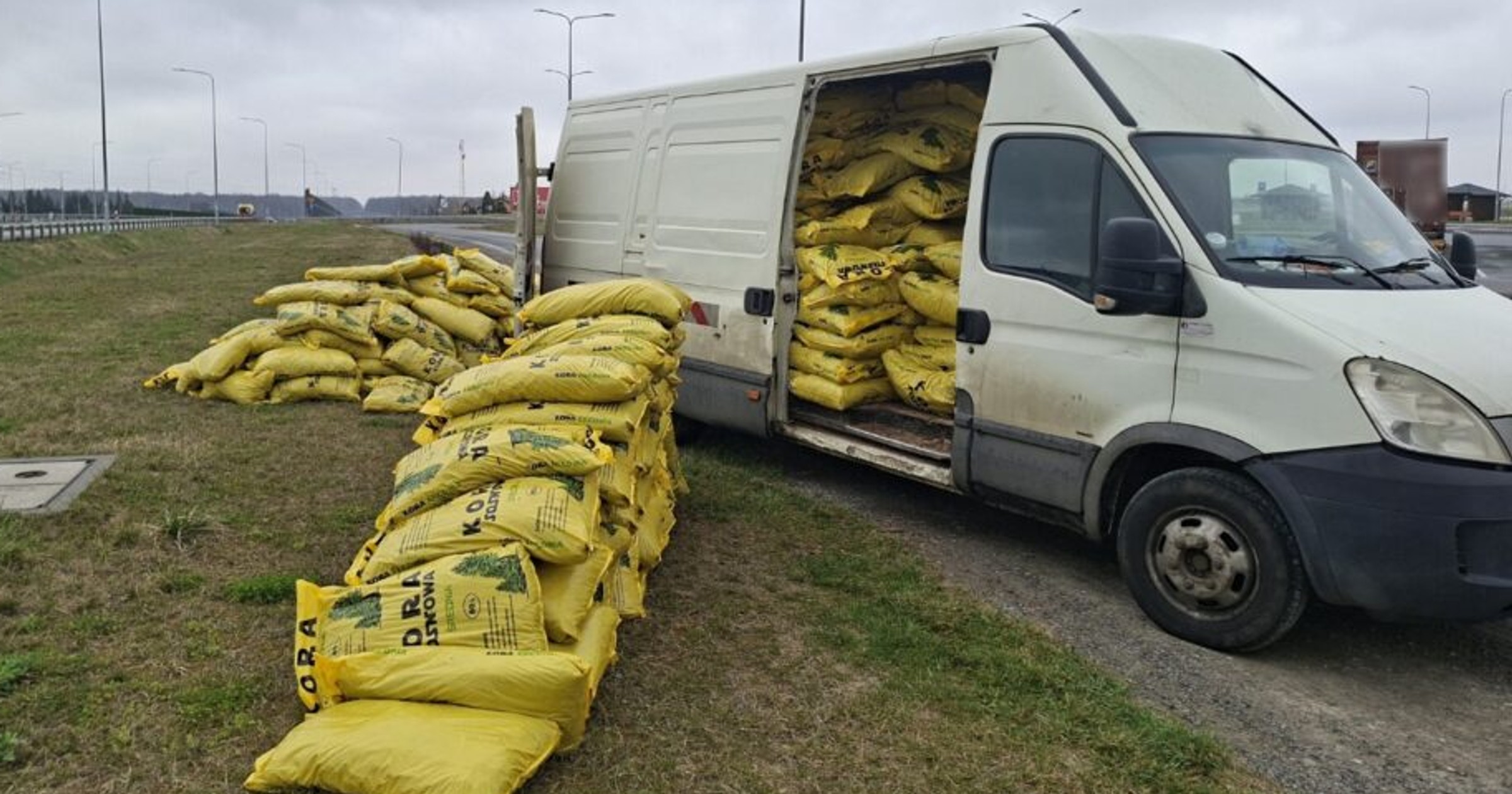 Przeładowany samochód z korą sosnową