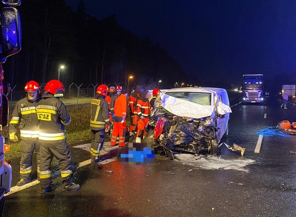 Czołowe zderzenie na drodze S10. Zginęły trzy osoby