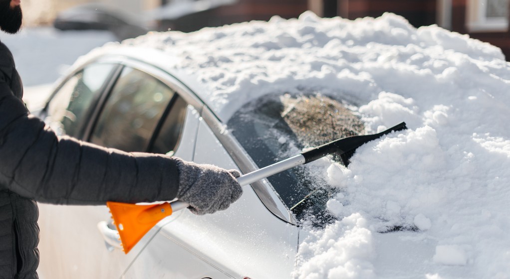 Odśnieżanie samochodu