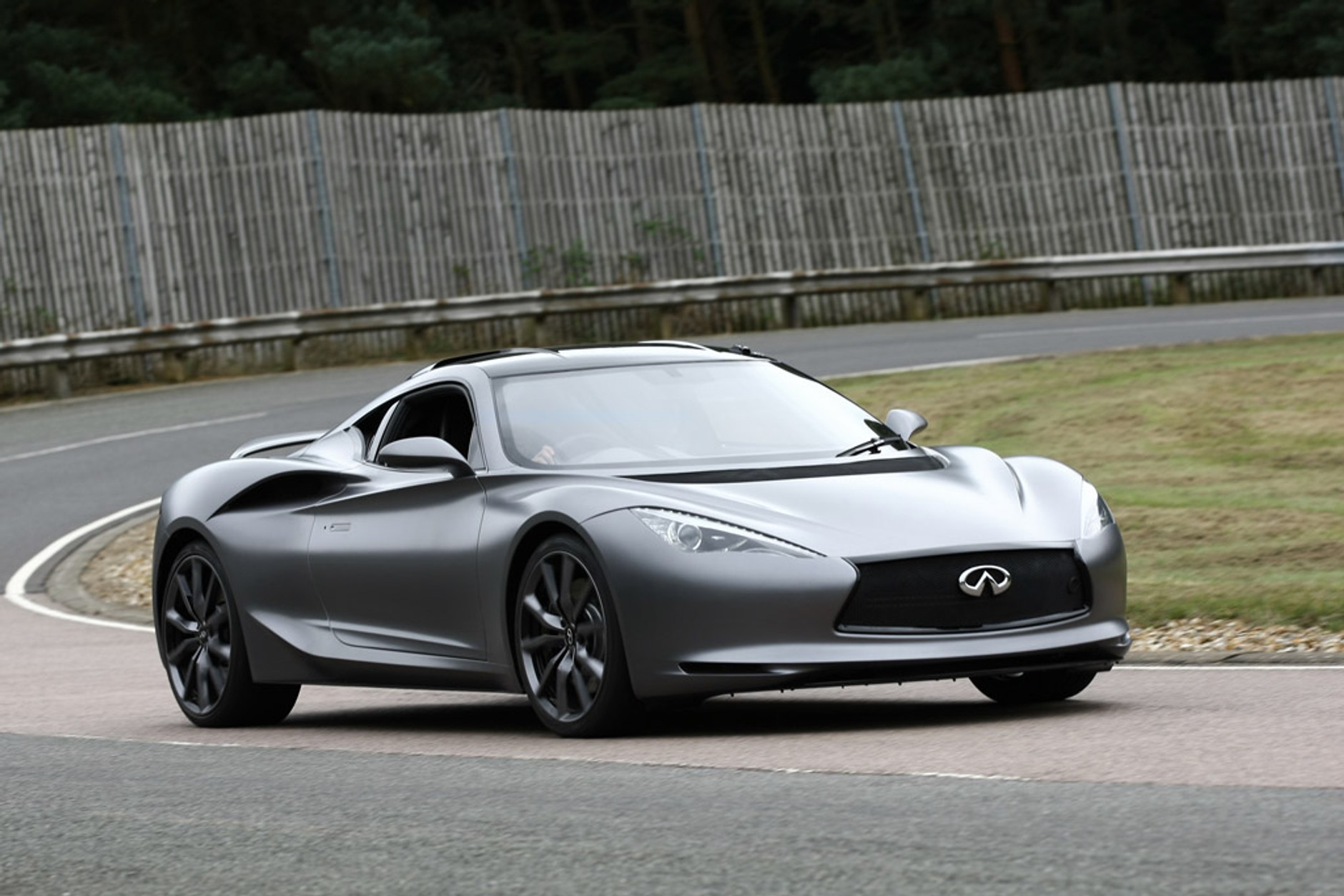 Infiniti Emerg-e: samochód mknący w milczeniu