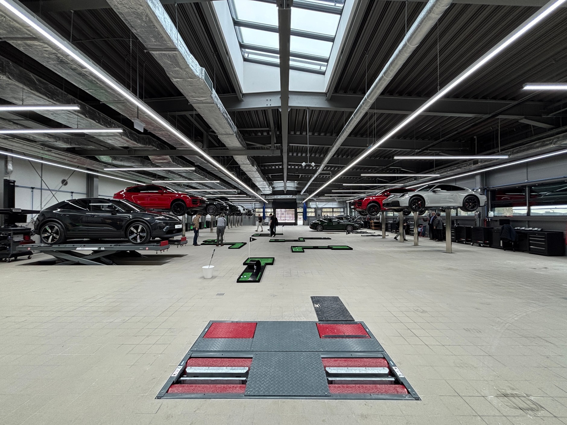 Premiera Cayenne Electric w Porsche Centrum Warszawa Wawer