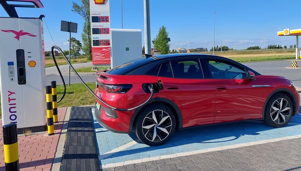 Wyższe ceny benzyny skłaniają Polaków do rozważenia zakupu "elektryka"