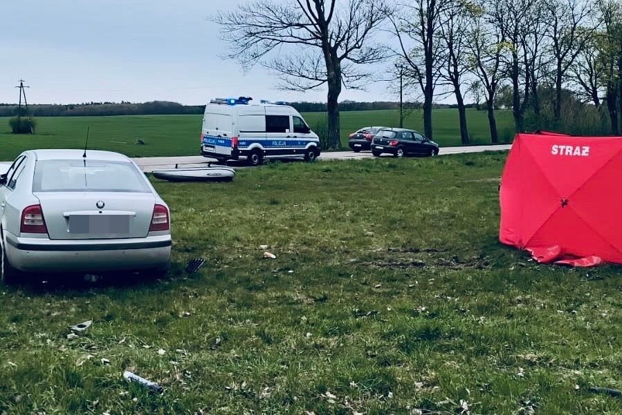 Obraz pochodzący z serwisu https://slupsk.policja.gov.pl/m19/aktualnosci/wiadomosci/131931,Policjanci-pracuja-na-miejscu-smiertelnego-wypadku-w-Gminie-Glowczyce.html