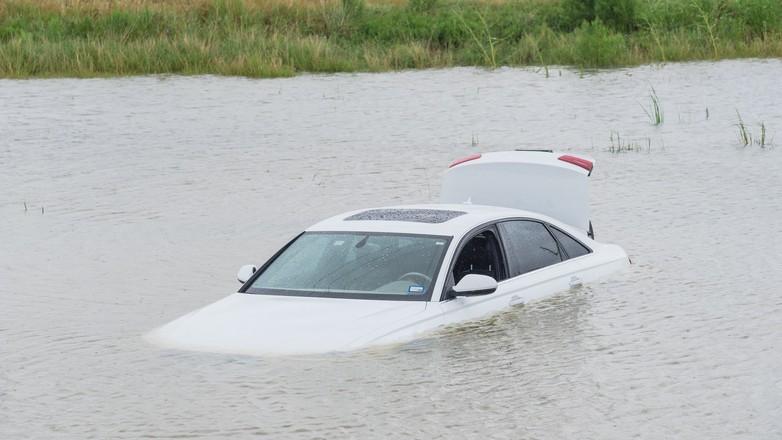 Zalany samochód po powodzi