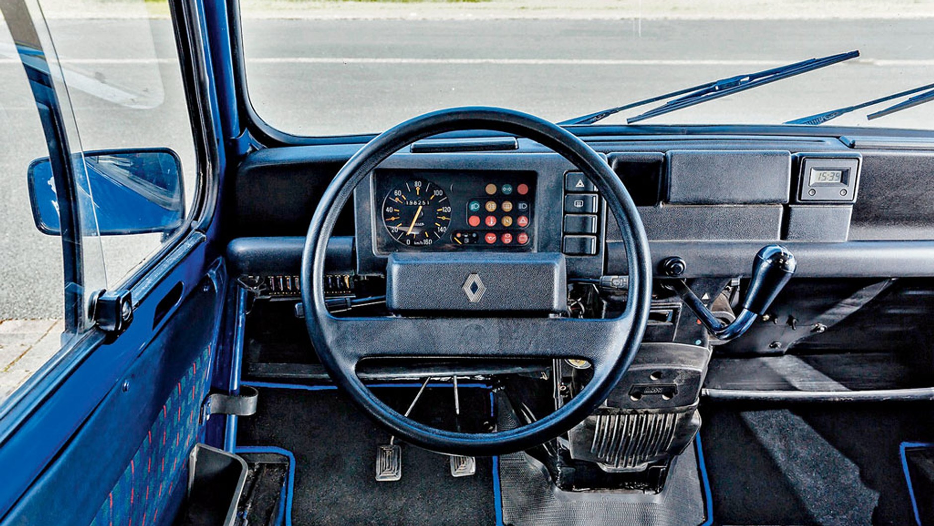 Renault 4 GTL - tak wyglądało wnętrze w egzemplarzach produkowanych na przełomie lat 80. i 90. 