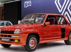 Renault 5 debiutowało 50 lat temu, ale do dziś nie brakuje mu młodzieńczego wigoru. W czym tkwiła tajemnica jego sukcesu?