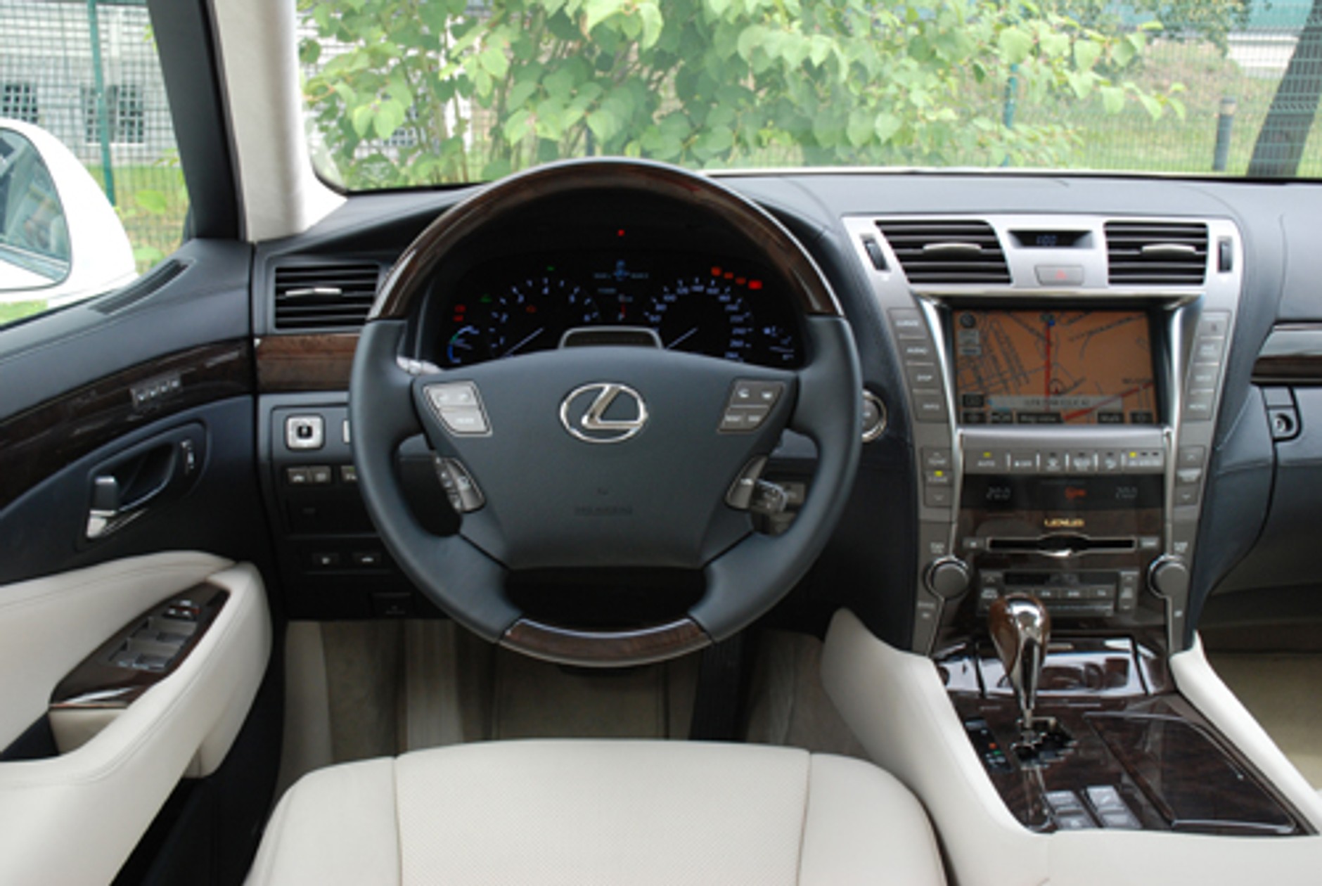 Lexus LS 600h L - Krążownik hybrydowy