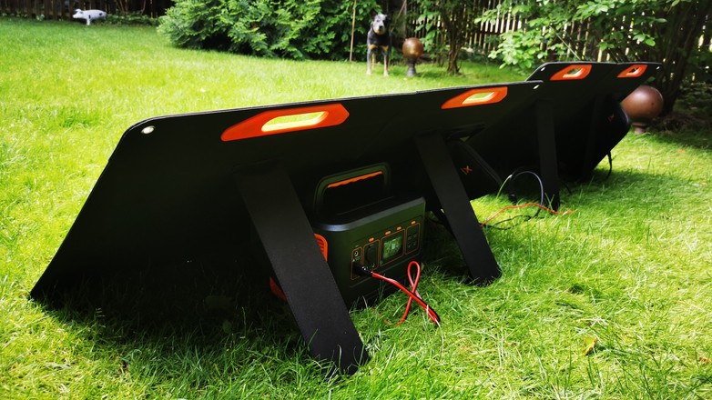 Dwa panele po 100W każdy i przenośny magazyn prądu: taki zestaw zapewni nam prąd podczas dalszej wyprawy z dala od cywilizacji