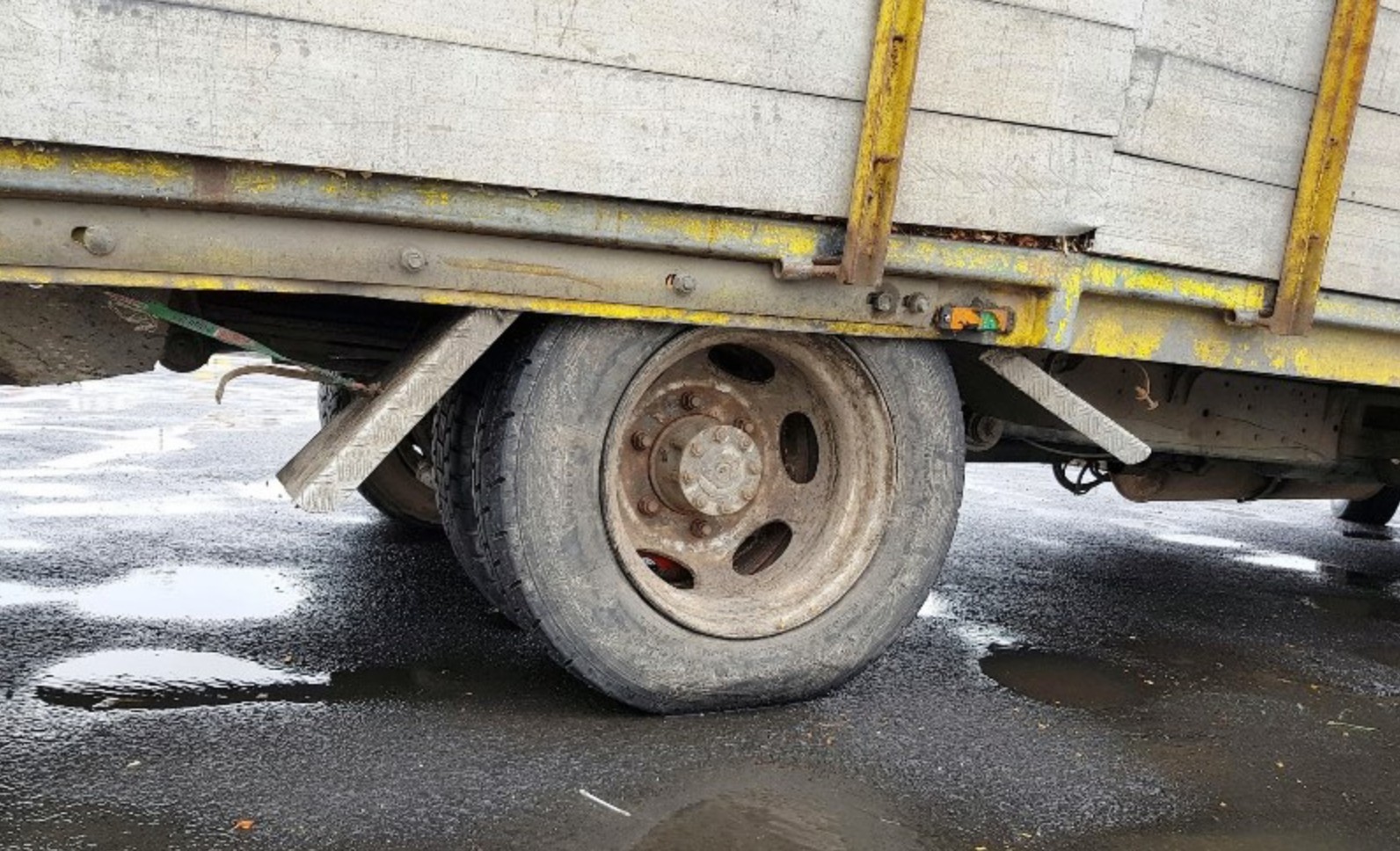 Mercedes T2 złapany przez ITD, czyli drogowy wrak przeładowany o 5 ton