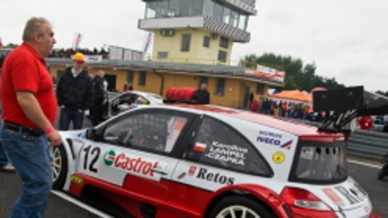 Wyścigi: inauguracja zmagań samochodów w Poznaniu