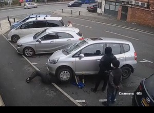 Kradzież katalizatora w biały dzień, w półtorej minuty! [WIDEO]