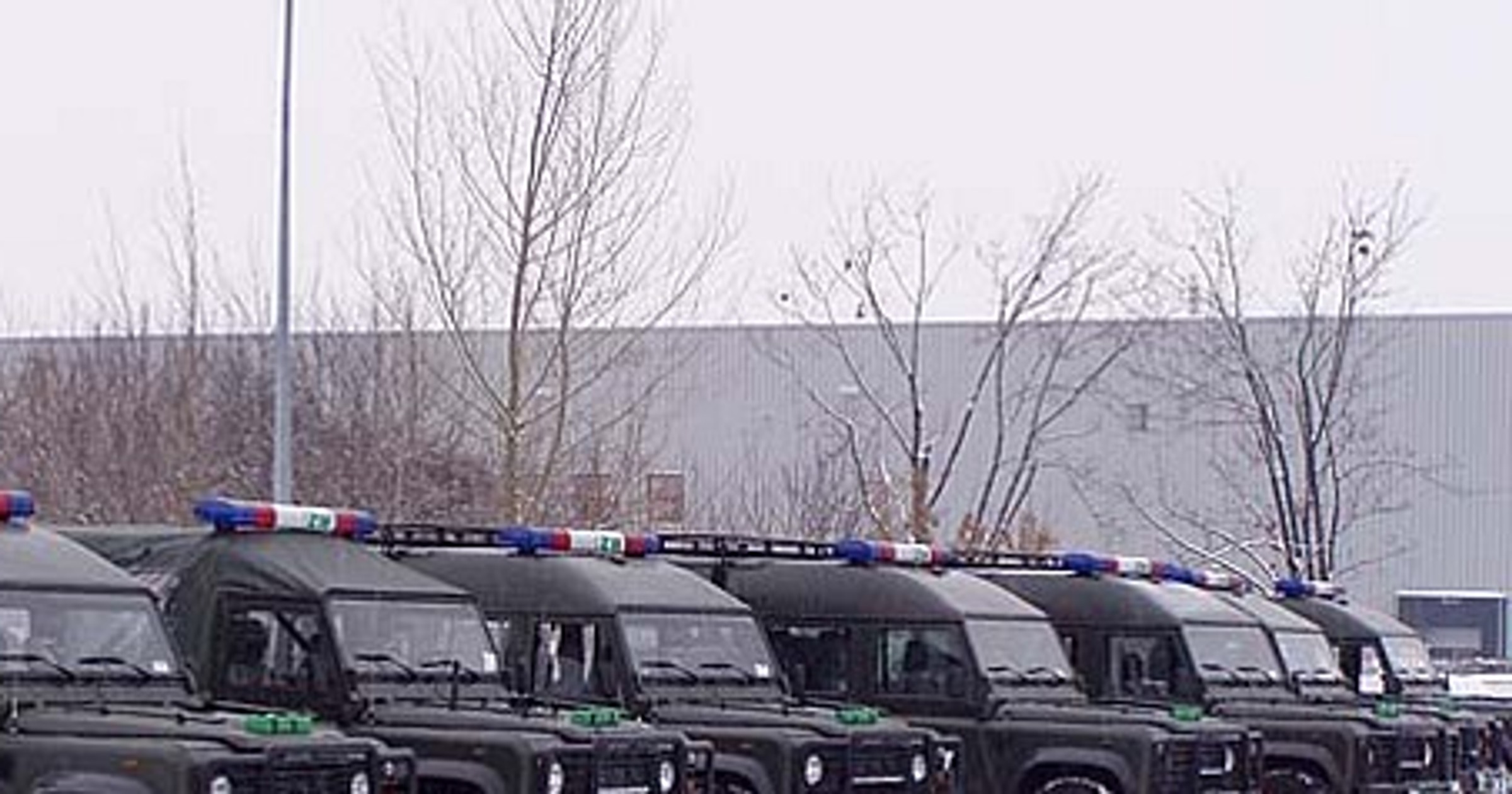 Żandarmi w Defenderach