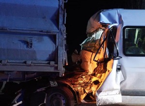 Samochód dostawczy wjechał w stojącą na poboczu ciężarówkę. Nie żyją cztery osoby