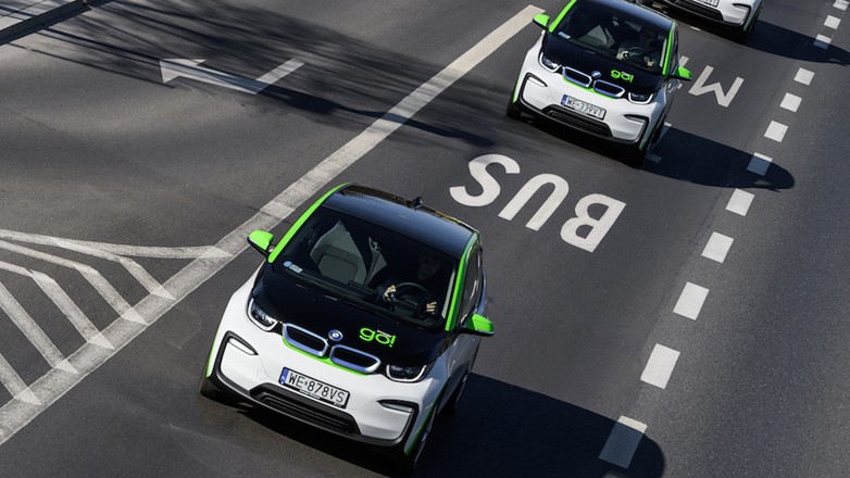 Jazda autem na minuty wcale nie musi być tańsza niż taksówką, ale niektórzy chętnie zapłacą, by samodzielnie poprowadzić elektryczne BMW