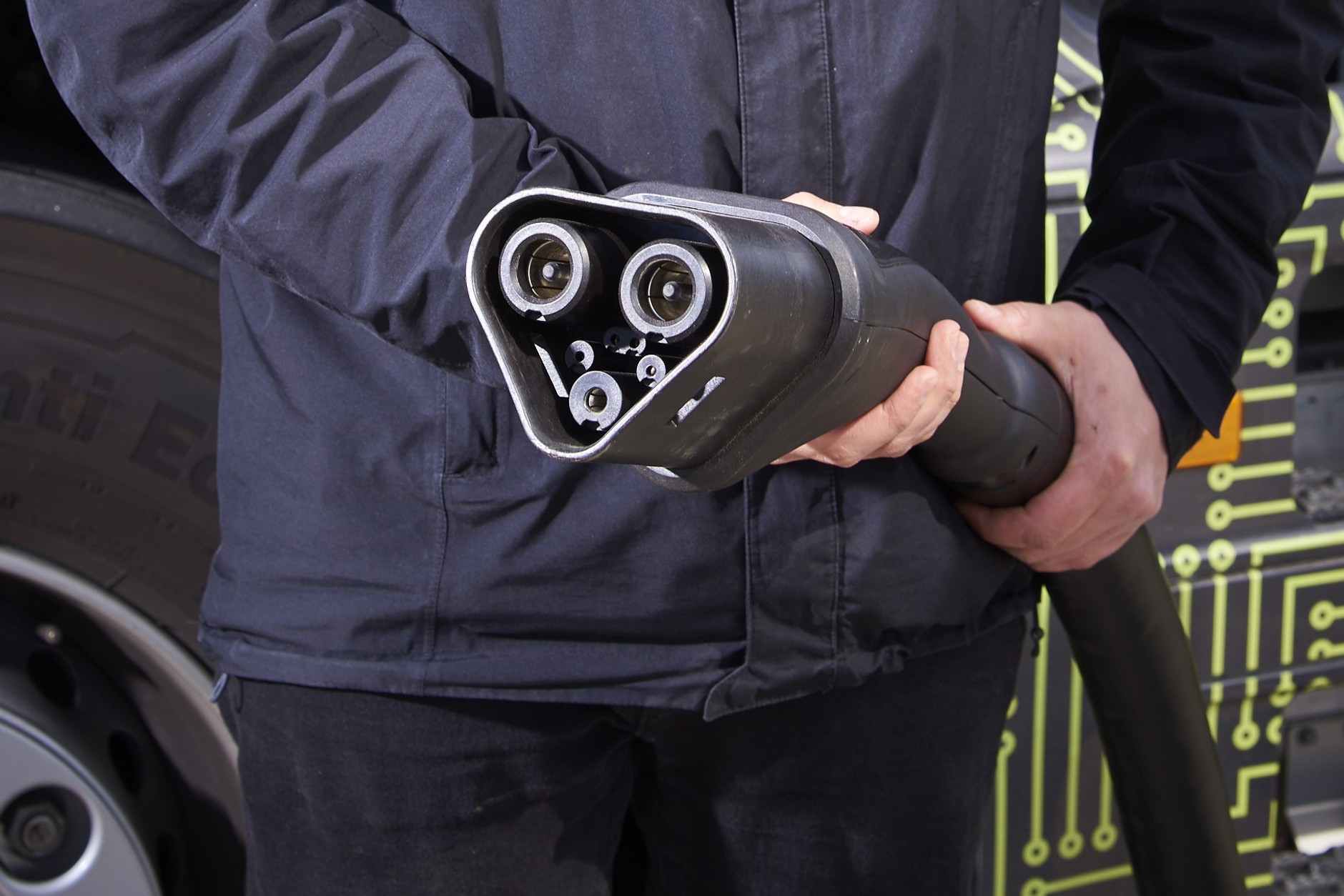 Ładowanie elektrycznej ciężarówki (kabel MCS)