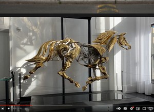 Niesamowita rzeźba "konia mechanicznego", która galopuje [Nagranie]