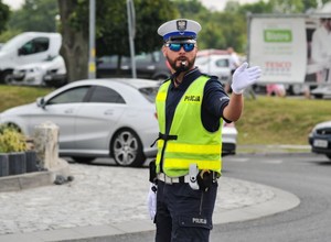 Kierowca nie zrozumiał poleceń policjanta?  Skończyło się kolizją [Nagranie]