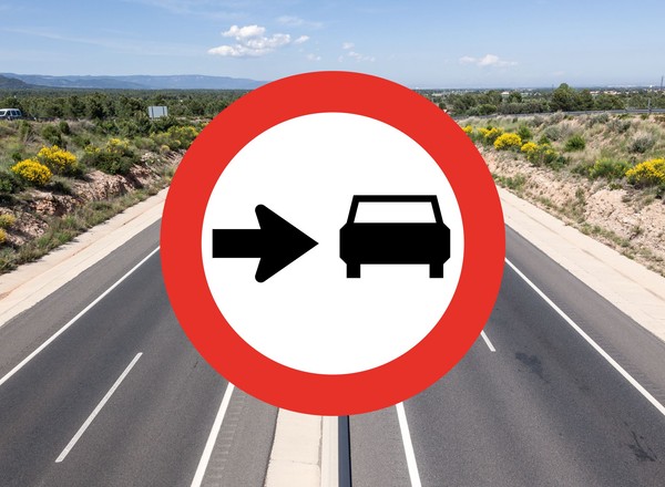 Znak z czarną strzałką w prawo przypomina kierowcy ważną rzecz. Jest potrzebny w Ameryce, ale nie u nas