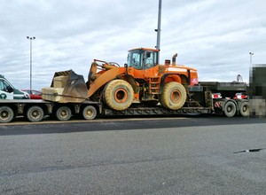 Inspektorzy ITD zauważyli coś na łyżce ładowarki. Ogromna kara dla przewoźnika
