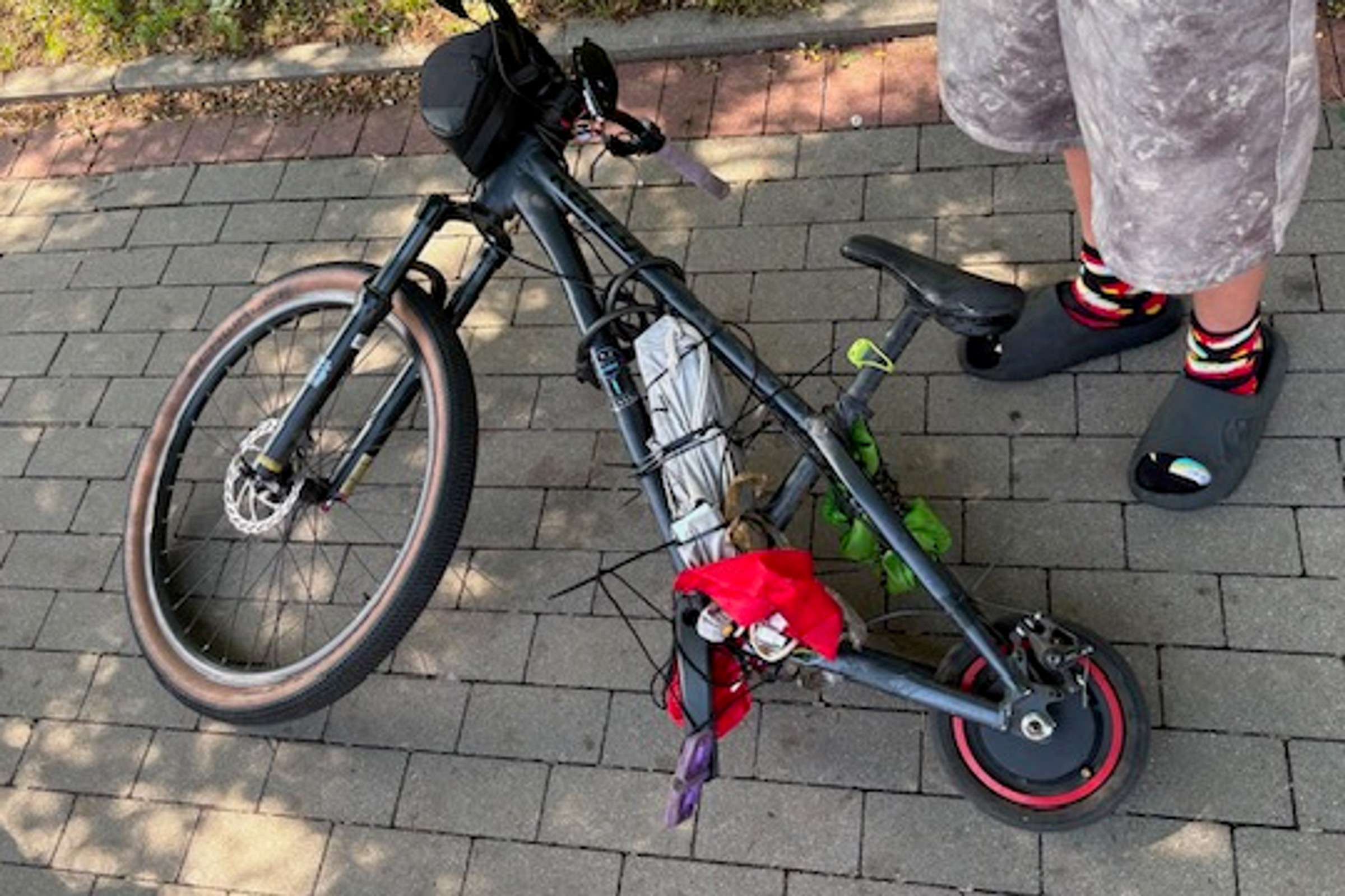 Rower połączony z hulajnogą elektryczną. Policjanci jeszcze nie widzieli takiego "wynalazku"