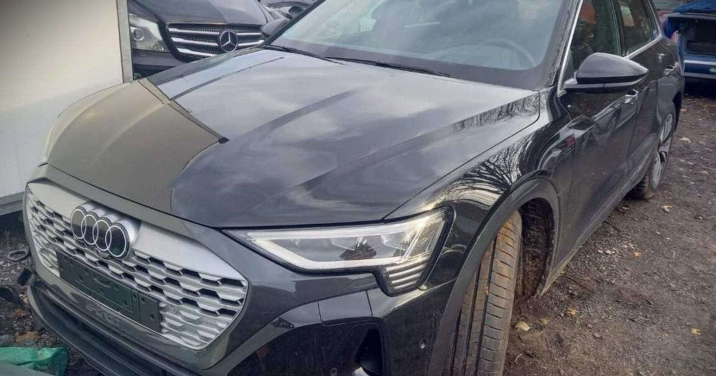 Audi Q8 e-tron znalezionie w lesie przez policję