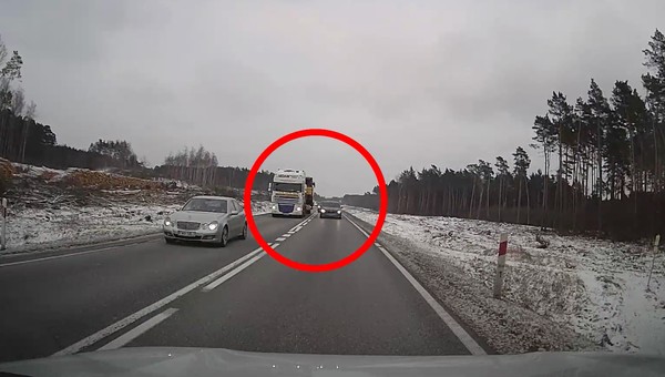 Kierowca BMW wyprzedzał bez opamiętania. "Przytulił się" do ciężarówki jak tylko mógł