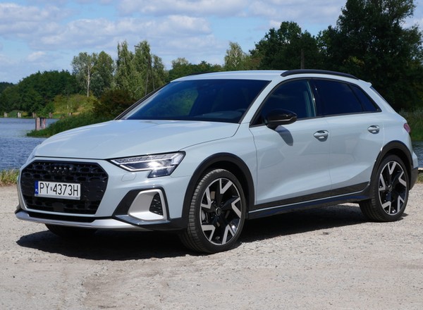 Jeździłem Audi A3 Allstreet, czyli "prawie-SUV-em". Podobało mi się, aż zajrzałem do schowka