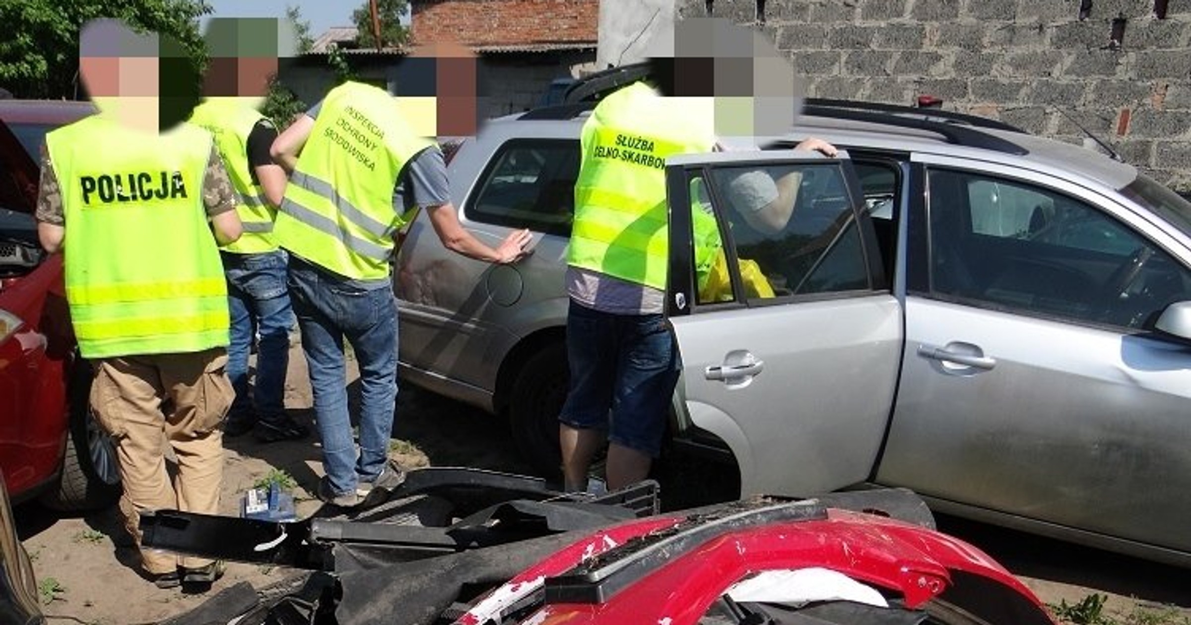 Policjanci znaleźli 62 samochody w trakcie rozbiórki i zabezpieczyli kilkadziesiąt kart pojazdów