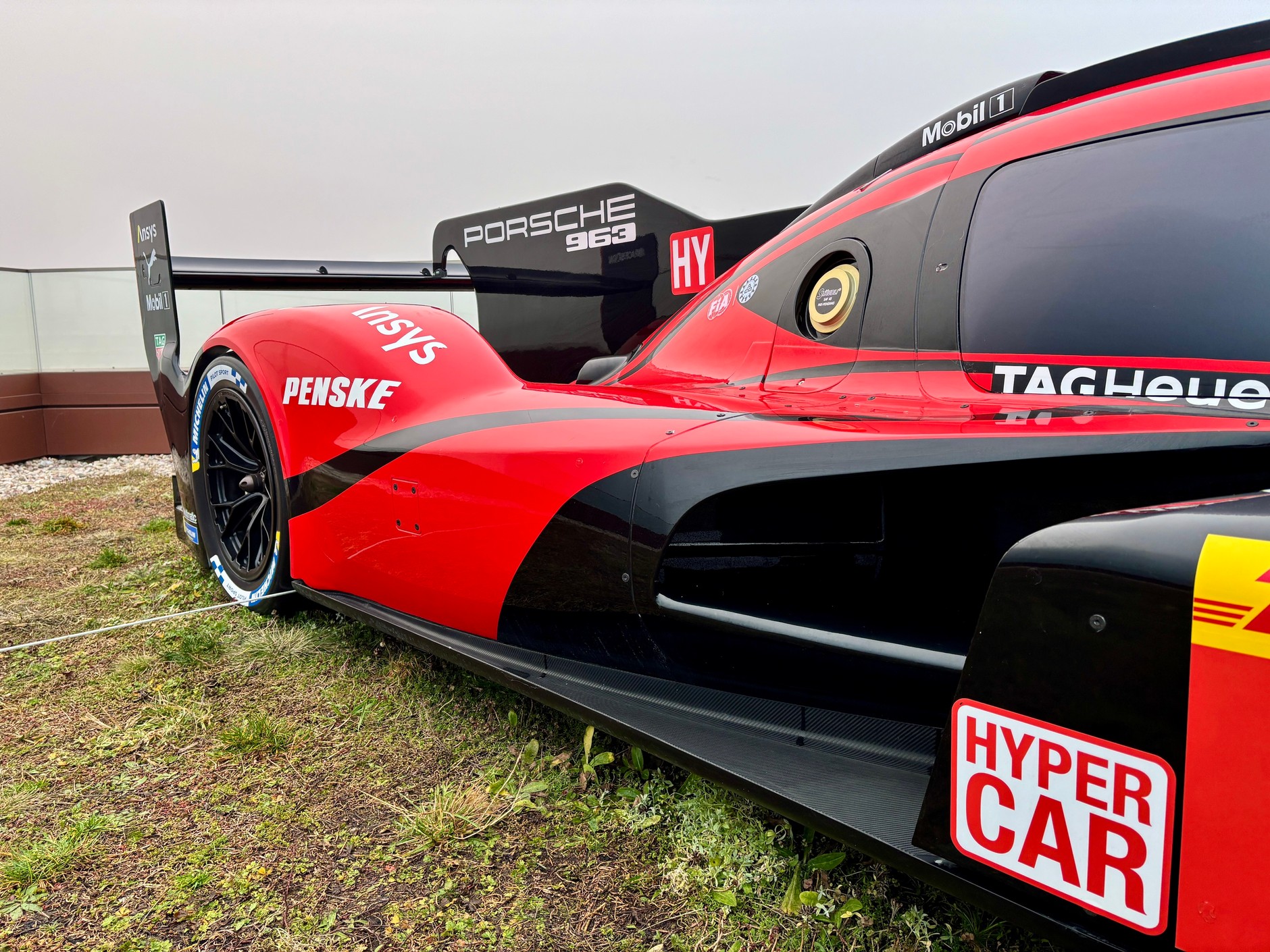 Porsche 963 na dachu biurowca w Warszawie