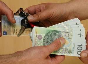 Kupiłeś lub sprzedałeś samochód? Podpisanie umowy to nie koniec formalności