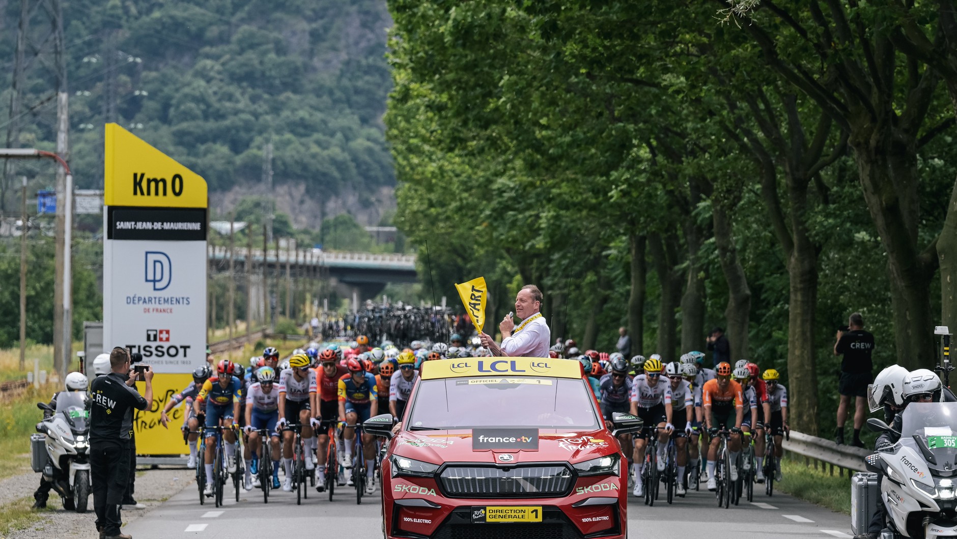 Auta sędziów w TdF mają kolor czerwony. To Skody Enyaq oraz Skody Superb