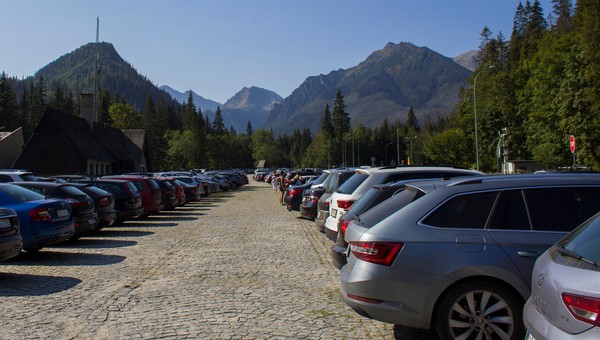 Tyle zapłacisz za parking nad Morskim Okiem. Kwoty szokują