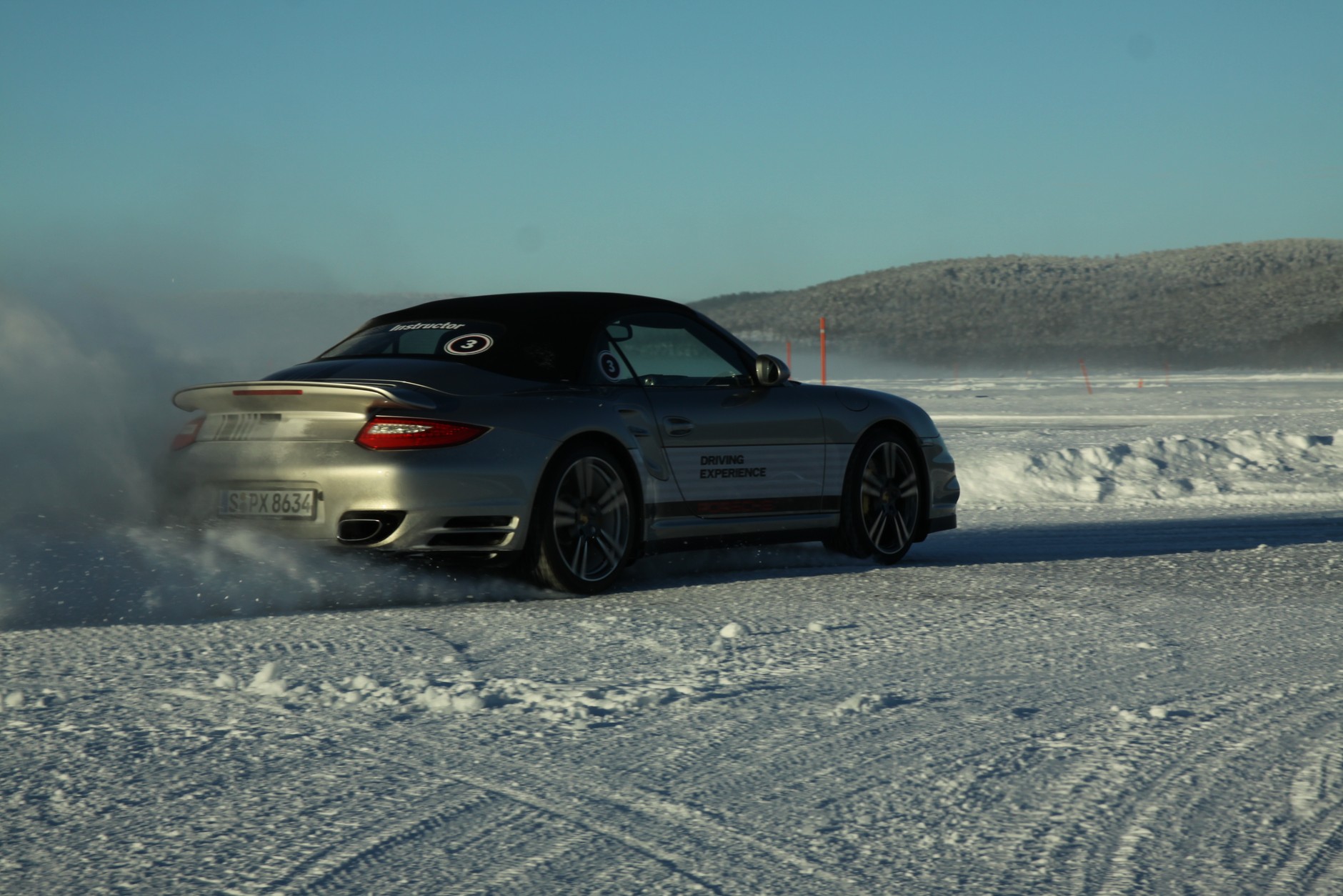 Porsche na zamarzniętym jeziorze