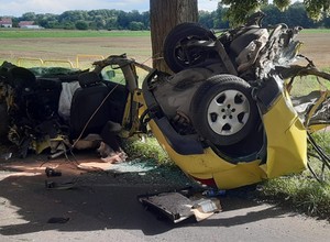 Tragiczny wypadek pod Świebodzinem. Audi dosłownie pękło w pół [ZDJĘCIA]