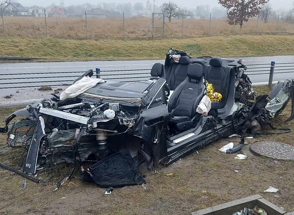 Wypadek na S8: zobacz ile zostało z elektrycznego Mercedesa